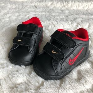 Infant boy’s Nike’s.